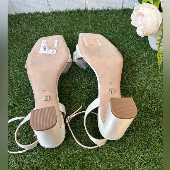 Badgley Mischka Carli Ankle-Strap Sandals - Soft White size 7.5 new - Picture 16 of 16
